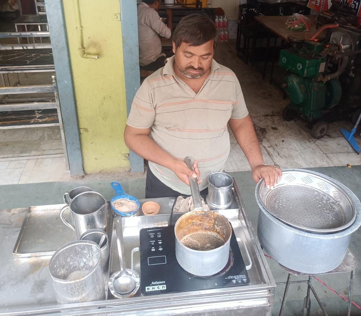 फोटो 23 : टड़ियावां में मिट्टी की भट्ठी पर लकड़ी से समोसा व मिर्चा बनाते दुकानदार प्रमोद। संवाद फोटो 23 : टड़ियावां में मिट्टी की भट्ठी पर लकड़ी से समोसा व मिर्चा बनाते दुकानदार प्रमोद। संवाद