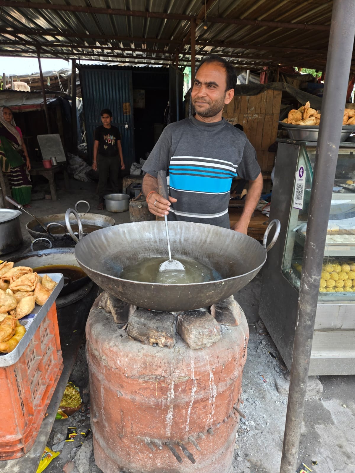 फोटो 23 : टड़ियावां में मिट्टी की भट्ठी पर लकड़ी से समोसा व मिर्चा बनाते दुकानदार प्रमोद। संवाद फोटो 23 : टड़ियावां में मिट्टी की भट्ठी पर लकड़ी से समोसा व मिर्चा बनाते दुकानदार प्रमोद। संवाद