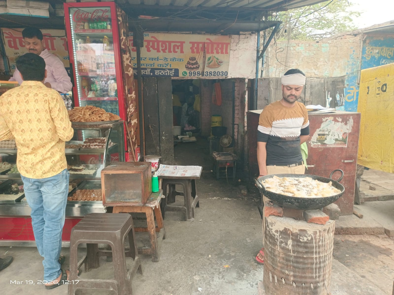 फोटो 23 : टड़ियावां में मिट्टी की भट्ठी पर लकड़ी से समोसा व मिर्चा बनाते दुकानदार प्रमोद। संवाद फोटो 23 : टड़ियावां में मिट्टी की भट्ठी पर लकड़ी से समोसा व मिर्चा बनाते दुकानदार प्रमोद। संवाद