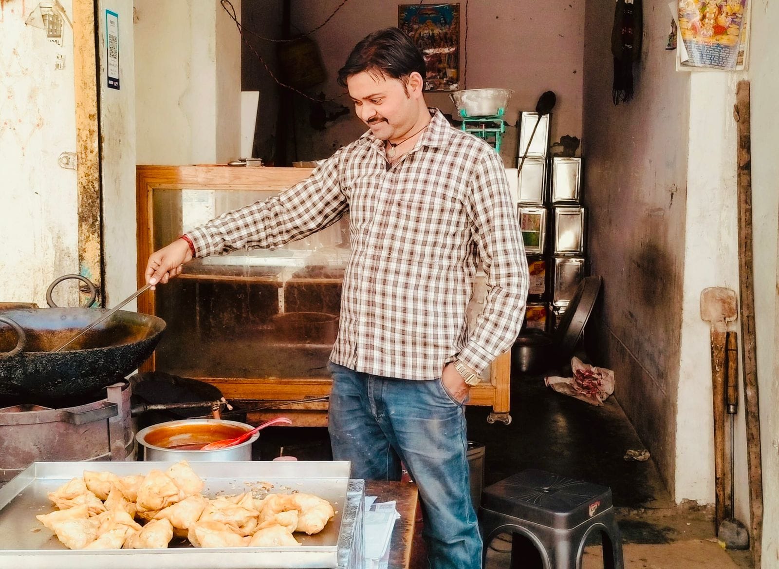 फोटो 23 : टड़ियावां में मिट्टी की भट्ठी पर लकड़ी से समोसा व मिर्चा बनाते दुकानदार प्रमोद। संवाद फोटो 23 : टड़ियावां में मिट्टी की भट्ठी पर लकड़ी से समोसा व मिर्चा बनाते दुकानदार प्रमोद। संवाद