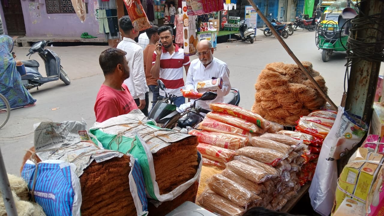 फोटो 25 कृष्णा टॉकिज रोड स्थित दुकान से सूट की खरीदारी करतीं ग्राहक। संवाद फोटो 25 कृष्णा टॉकिज रोड स्थित दुकान से सूट की खरीदारी करतीं ग्राहक। संवाद