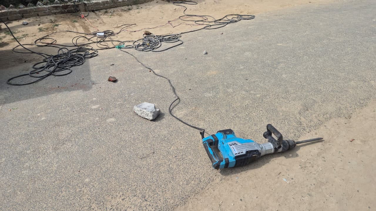 फोटो-29 स्कूल से बच्चों को बाहर निकलतीं खंड शिक्षा अधिकारी भारती शाक्य। संवाद