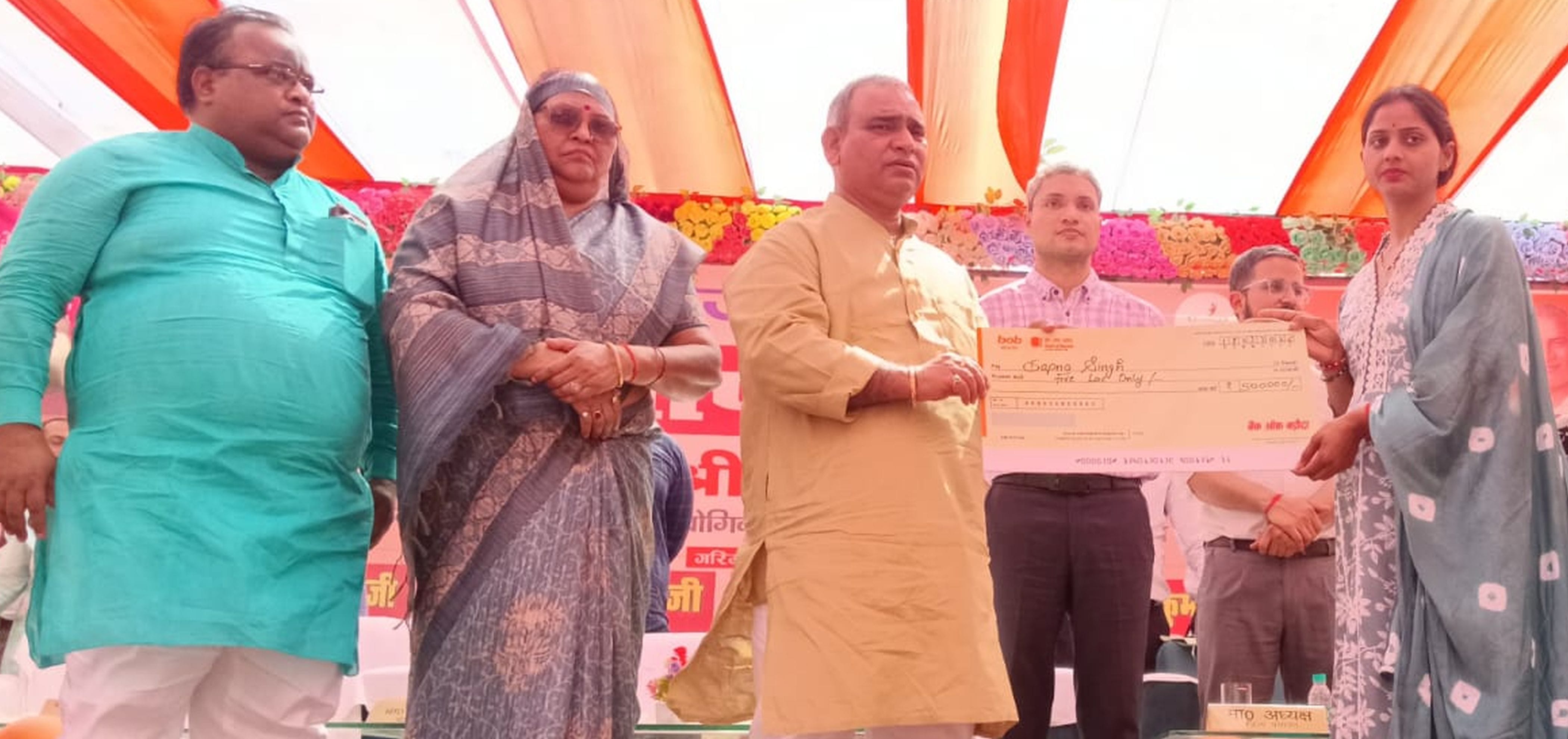 फोटो-34-लाभार्थियों को चेक प्रदान करते प्रभारी मंत्री अजीत सिंह पाल। संवाद