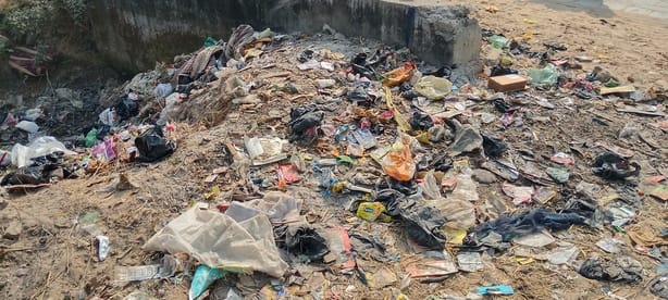 फोटो संख्या:-71 किले के पास लगा कूड़े का ढेर---संवाद फोटो संख्या:-71 किले के पास लगा कूड़े का ढेर---संवाद