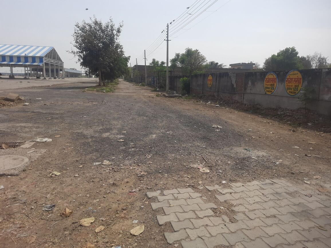 फोटो : सोनीपत अनाज मंडी में उखाड़ा गया डिवाइडर। संवाद