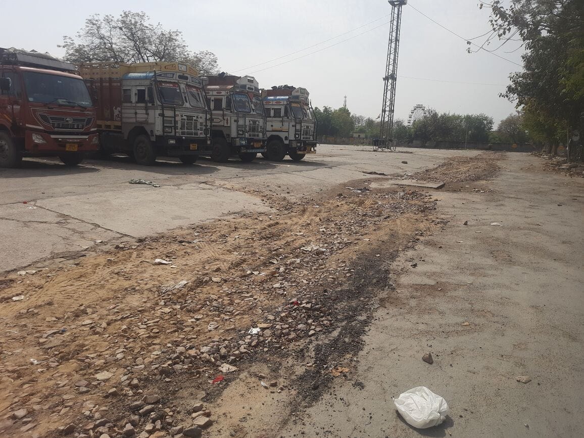 फोटो : सोनीपत अनाज मंडी में उखाड़ा गया डिवाइडर। संवाद