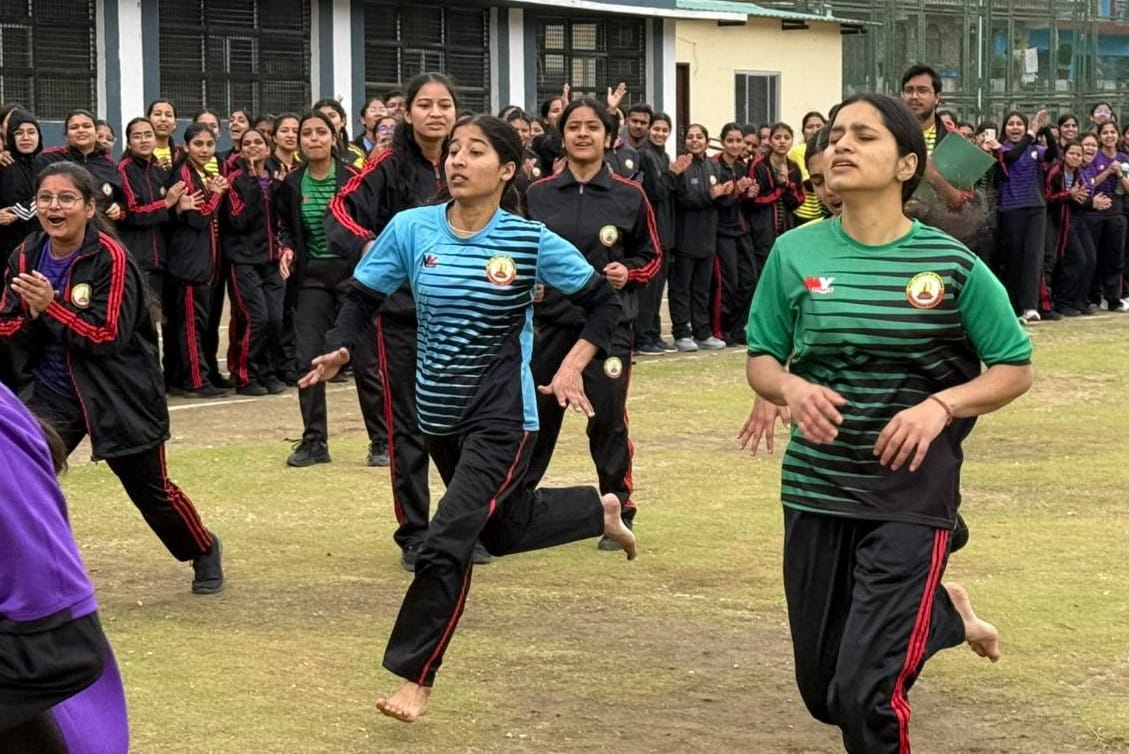 गोपेश्वर नर्सिंग कॉलेज की खेलकूद प्रतियोगिता के शुरुआत में मार्चपास्ट में प्रतिभाग करतीं छात्रा