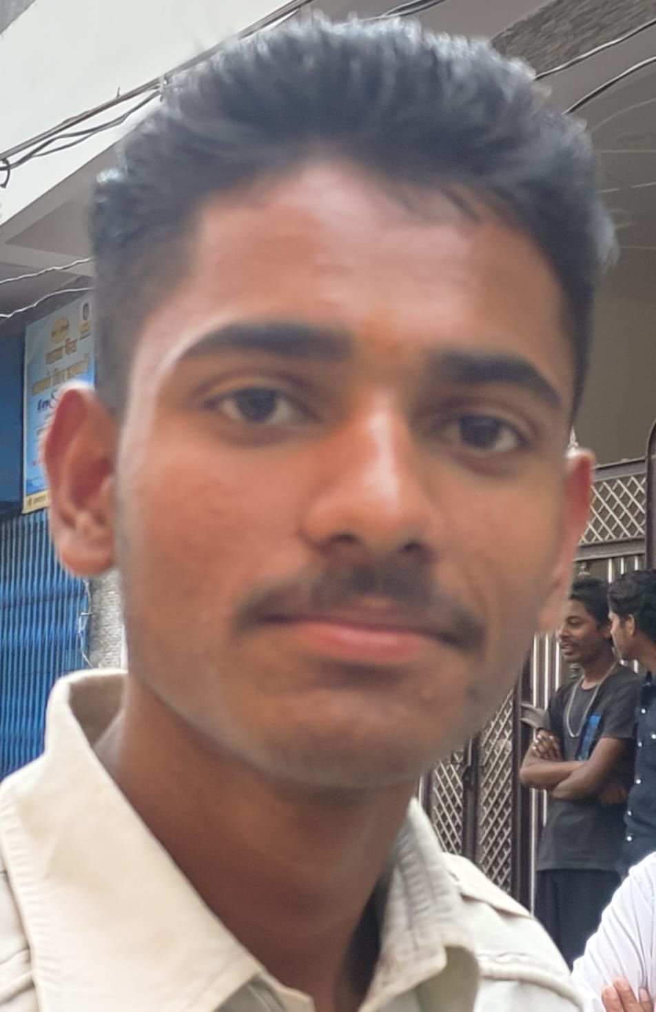 गैस एजेंसी पर लगी लाइन। संवाद