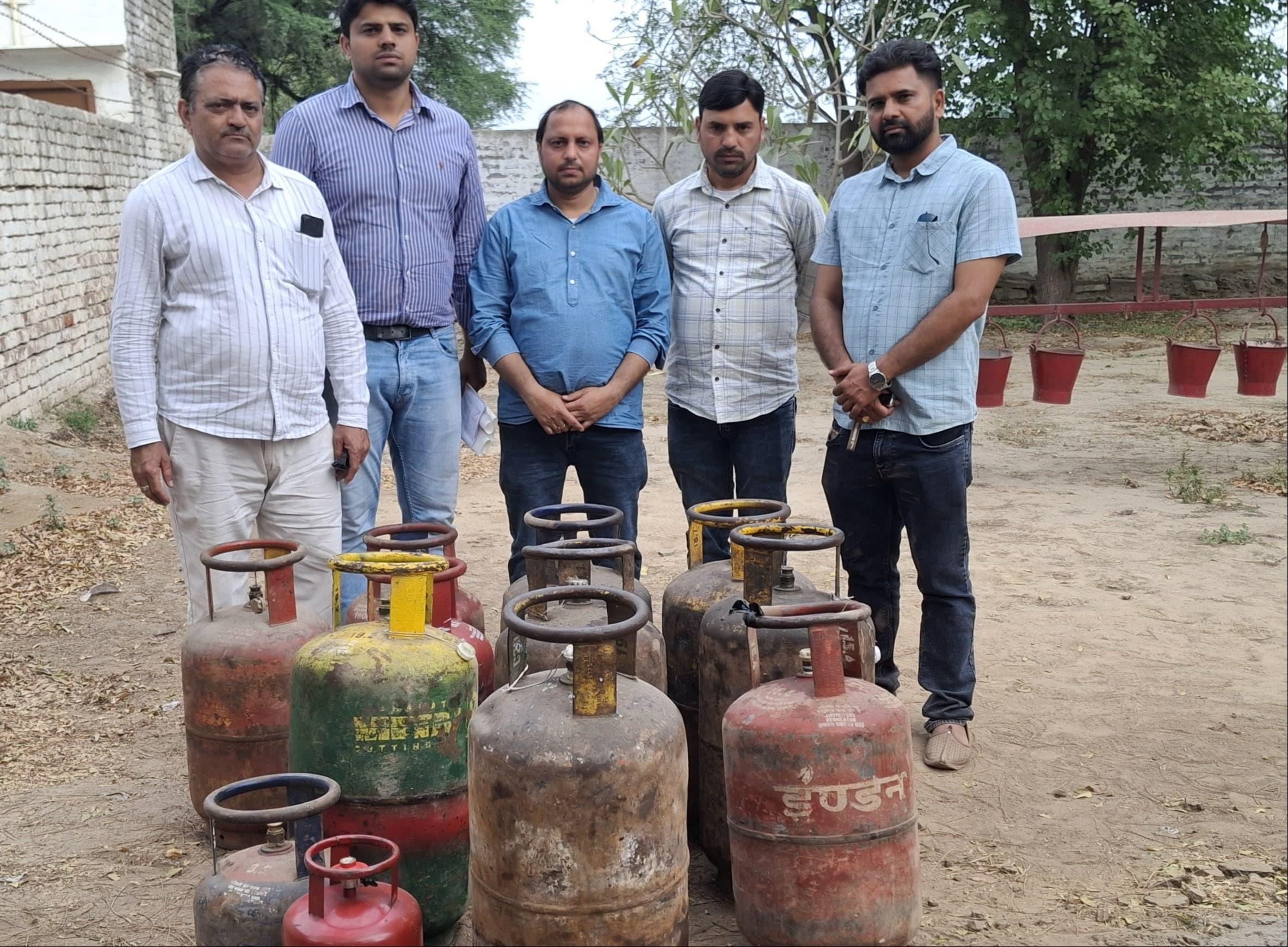 गैस गोदाम का निरीक्षण करने पहुंचे खाद्य आपूर्ति विभाग के अधिकारी। संवाद