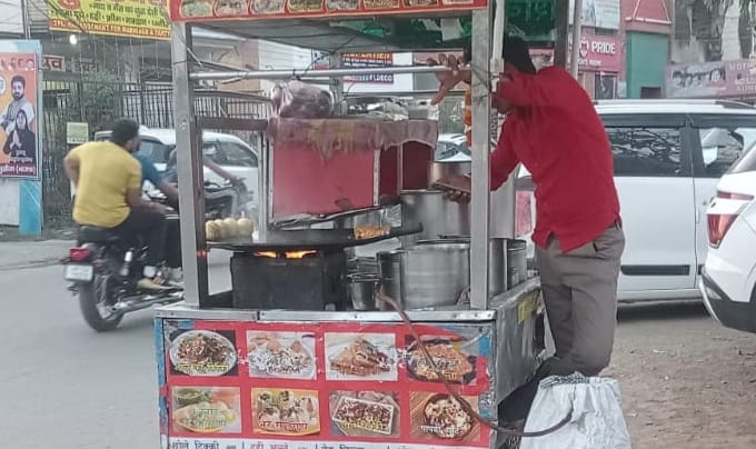 गैस गोदाम का निरीक्षण करने पहुंचे खाद्य आपूर्ति विभाग के अधिकारी। संवाद