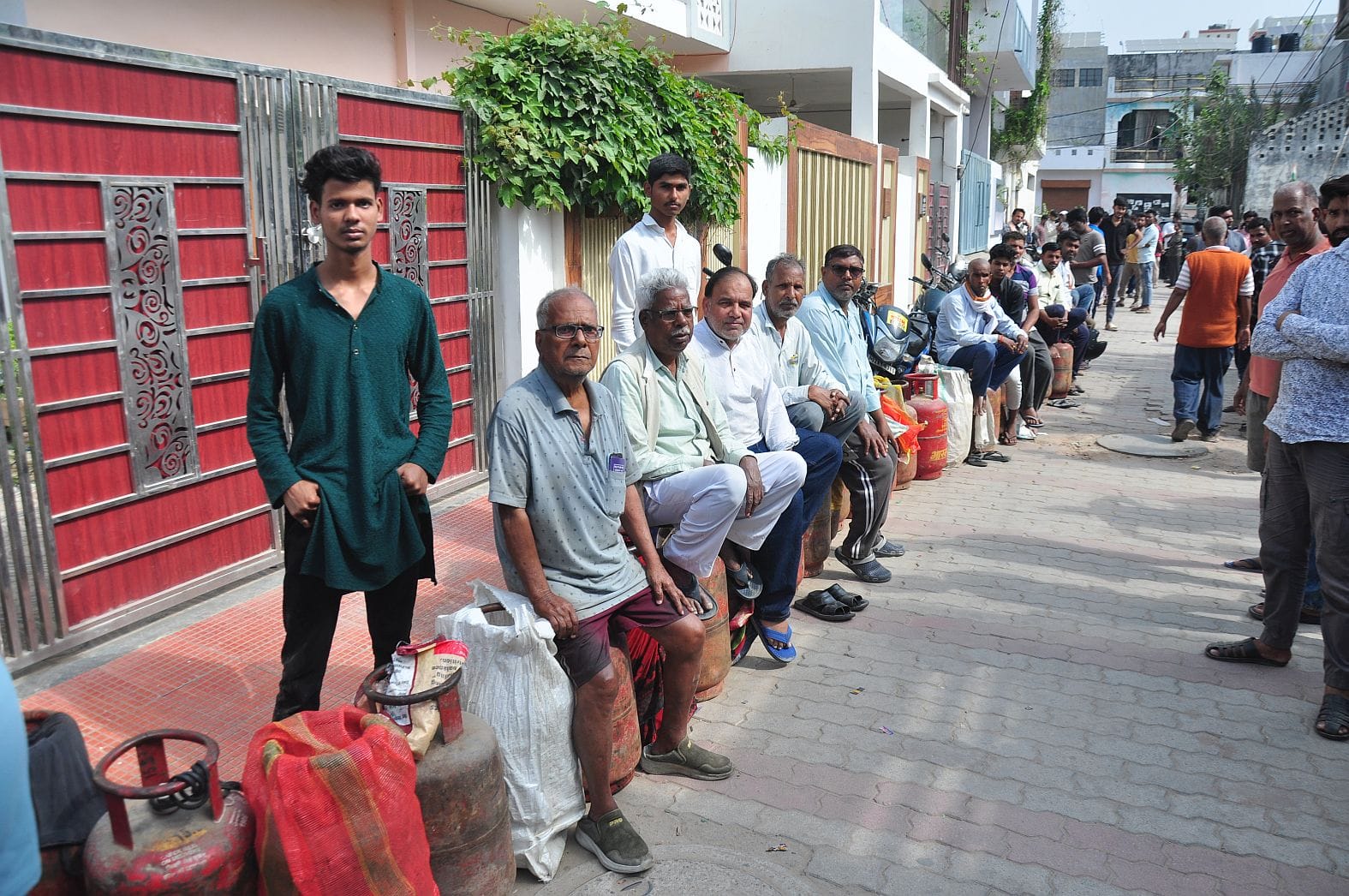 गैस के लिए परेशान उपभाेक्ता। गैस के लिए परेशान उपभाेक्ता।