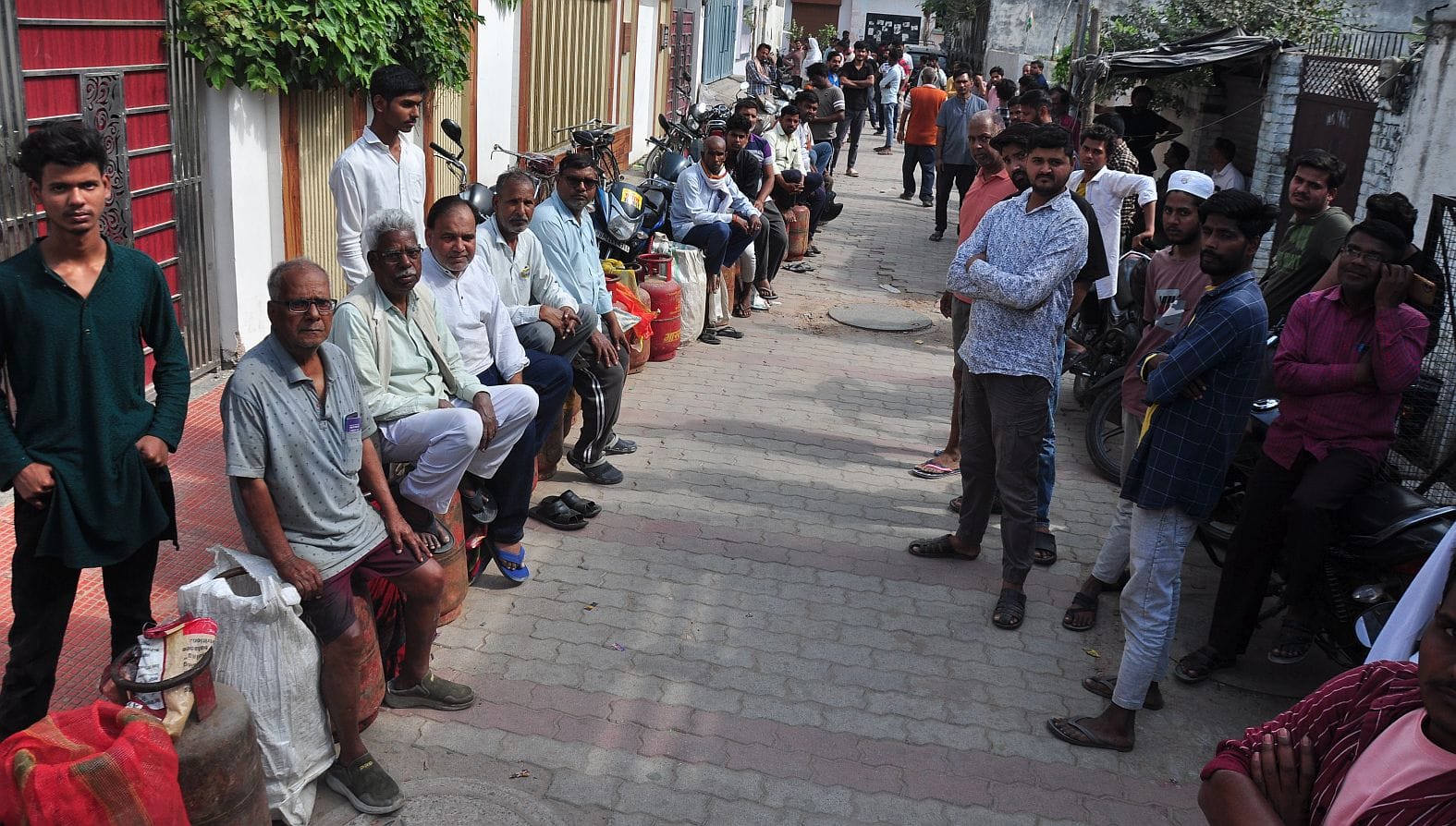गैस के लिए परेशान उपभाेक्ता। गैस के लिए परेशान उपभाेक्ता।