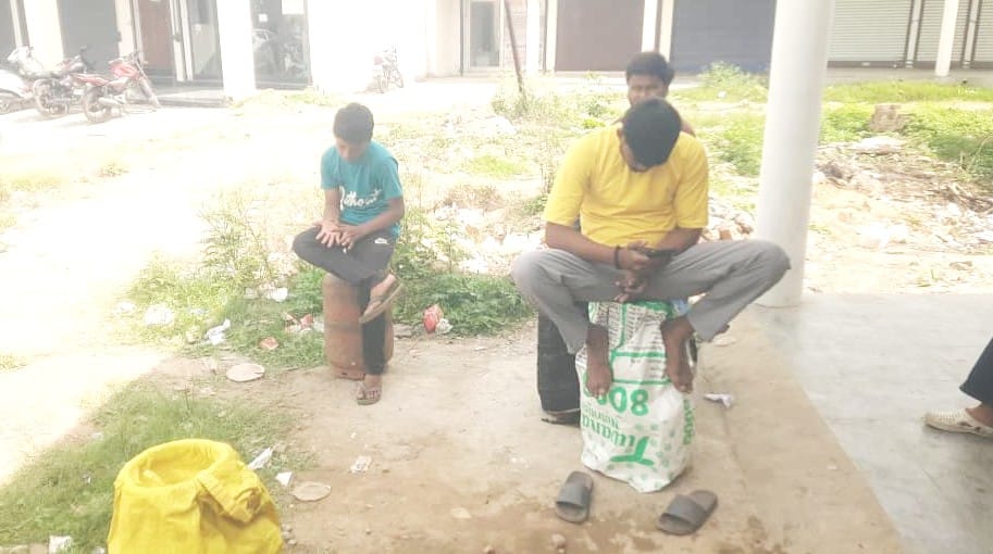 गांधी नगर थाना के पास इंडेन गैस एजेंसी के बाहर लगी उपभोक्ताओं की भीड़। संवाद