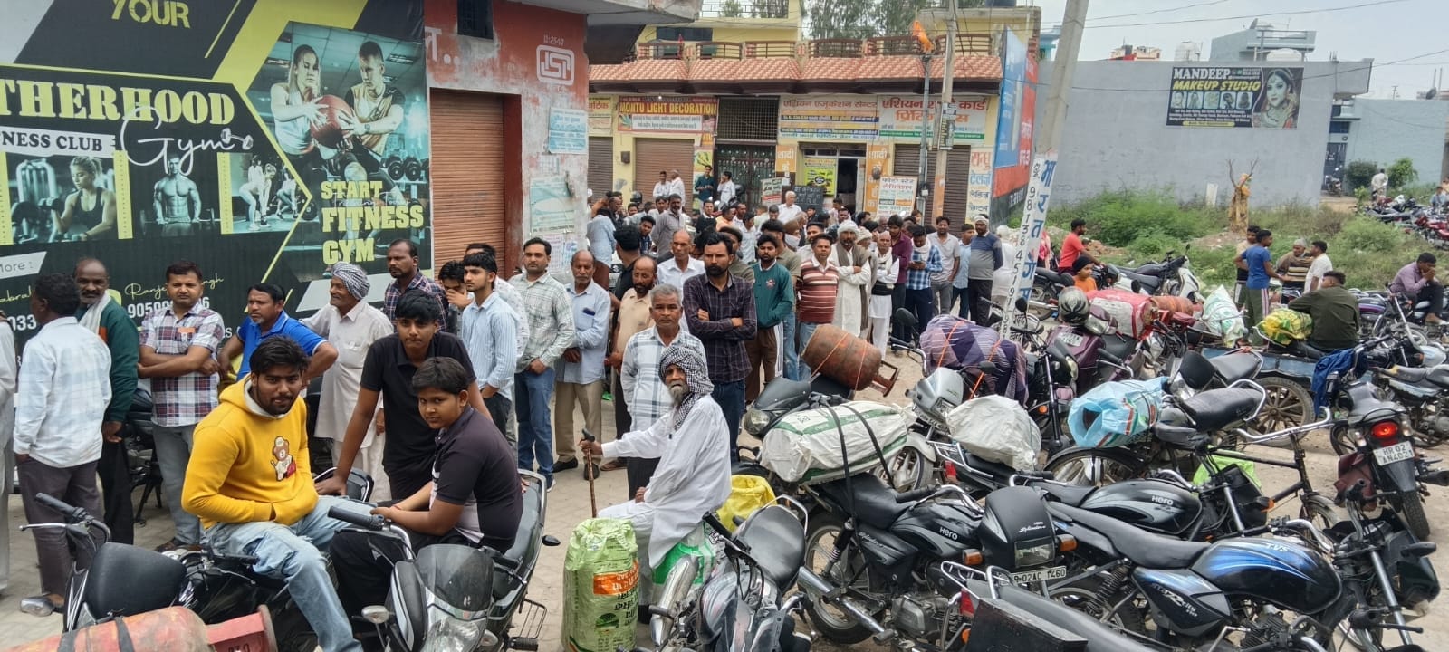 गांधी नगर थाना के पास इंडेन गैस एजेंसी के बाहर लगी उपभोक्ताओं की भीड़। संवाद