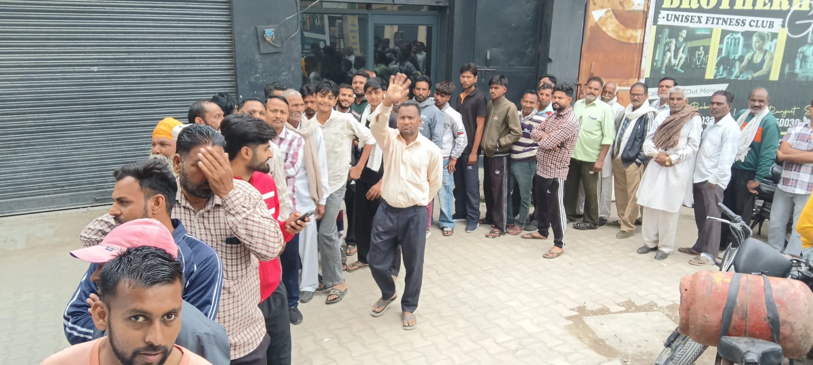 गांधी नगर थाना के पास इंडेन गैस एजेंसी के बाहर लगी उपभोक्ताओं की भीड़। संवाद