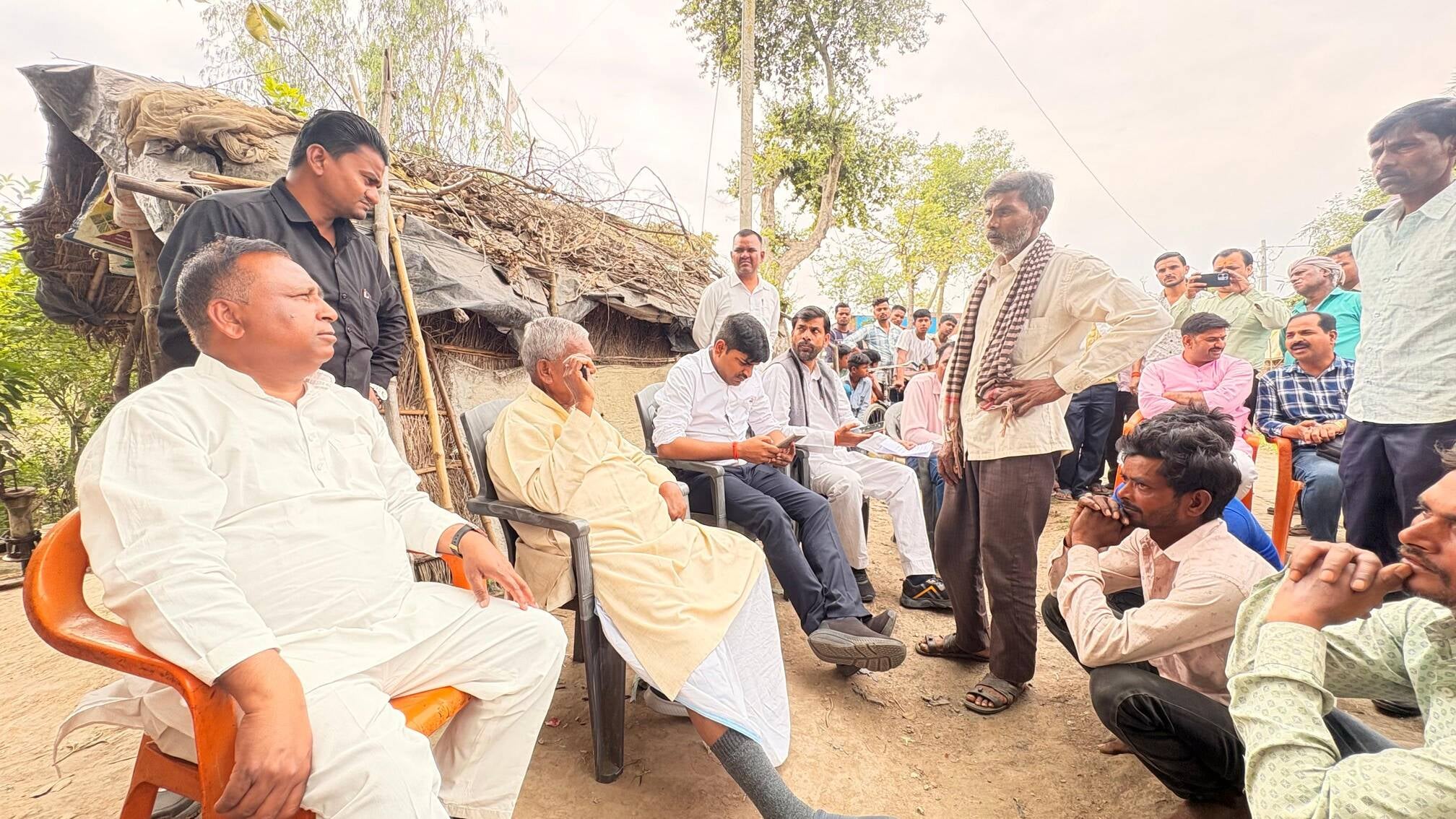 गांव बबुरा में रोते बिलखते परिजन । संवाद गांव बबुरा में रोते बिलखते परिजन । संवाद
