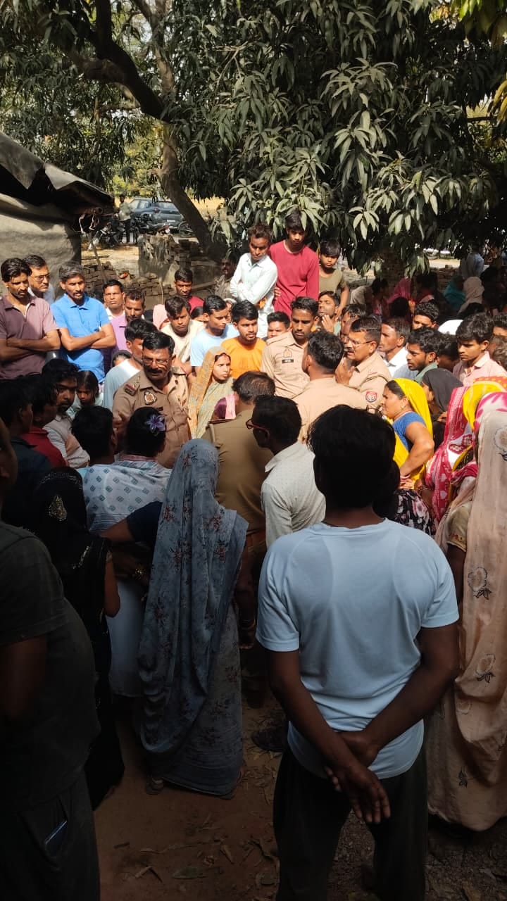 घटना के बाद रोते-बिलखते परिजन व घटनास्थल पर जुटे ग्रामीण। घटना के बाद रोते-बिलखते परिजन व घटनास्थल पर जुटे ग्रामीण।