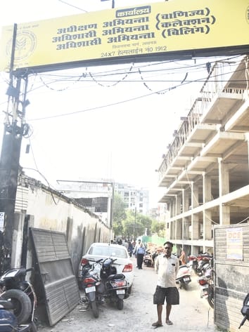 हुसैनगंज कॉल सेंटर पर हंगामा करते उपभोक्ता। हुसैनगंज कॉल सेंटर पर हंगामा करते उपभोक्ता।