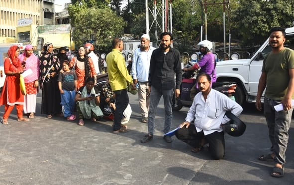 हुसैनगंज कॉल सेंटर पर हंगामा करते उपभोक्ता। हुसैनगंज कॉल सेंटर पर हंगामा करते उपभोक्ता।