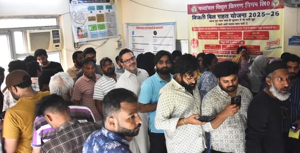 हुसैनगंज कॉल सेंटर पर हंगामा करते उपभोक्ता। हुसैनगंज कॉल सेंटर पर हंगामा करते उपभोक्ता।