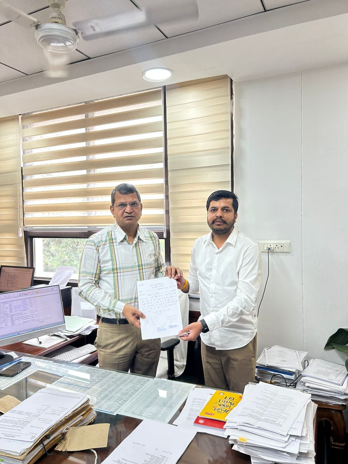 इस्माईलाबाद। पूर्व मंडल अध्यक्ष चिरंजीव गर्ग पीडब्ल्यूडी चीफ संदीप गोयल को मांग पत्र सौंपते हुए इस्माईलाबाद। पूर्व मंडल अध्यक्ष चिरंजीव गर्ग पीडब्ल्यूडी चीफ संदीप गोयल को मांग पत्र सौंपते हुए