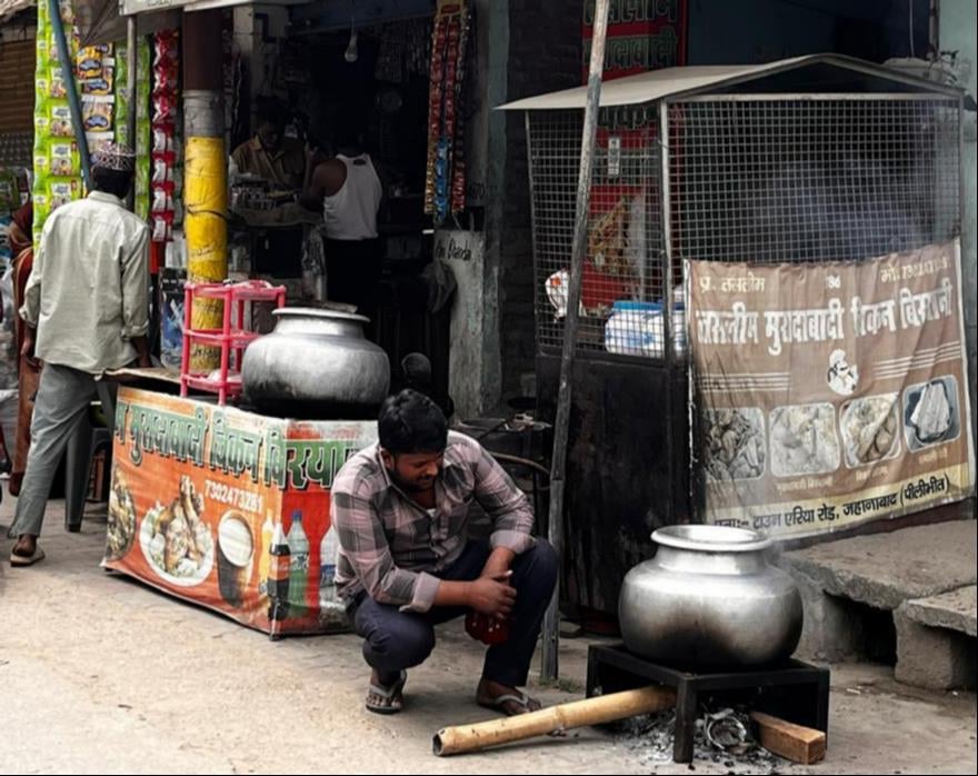 जहानाबाद कस्बे के मोहल्ला सादात के घर में निकाल कर रखा गया खाली सिलिंडर संवाद जहानाबाद कस्बे के मोहल्ला सादात के घर में निकाल कर रखा गया खाली सिलिंडर संवाद