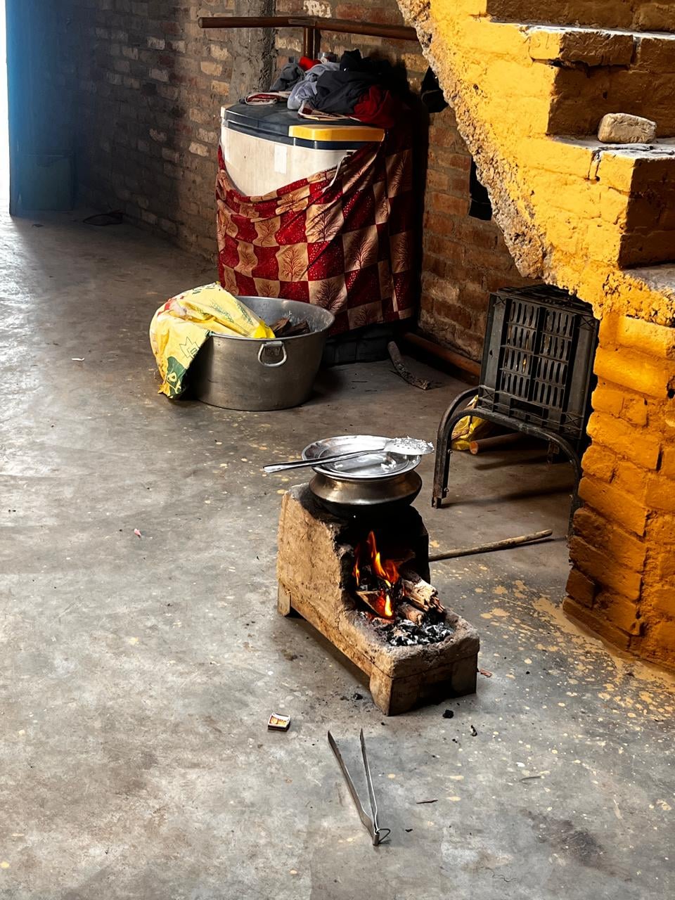 जहानाबाद कस्बे के मोहल्ला सादात के घर में निकाल कर रखा गया खाली सिलिंडर संवाद जहानाबाद कस्बे के मोहल्ला सादात के घर में निकाल कर रखा गया खाली सिलिंडर संवाद