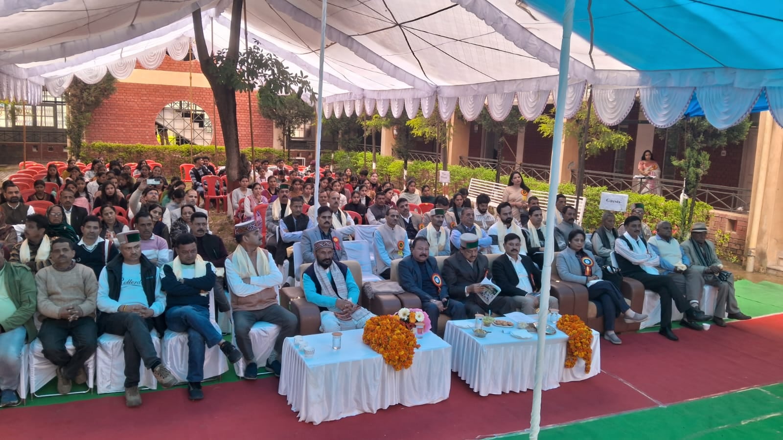 जुखाला कॉलेज में आयोजित वार्षिक समारोह में मेधावी को सम्मानित करते हुए मुख्यातिथि व अन्य। स्रो जुखाला कॉलेज में आयोजित वार्षिक समारोह में मेधावी को सम्मानित करते हुए मुख्यातिथि व अन्य। स्रो