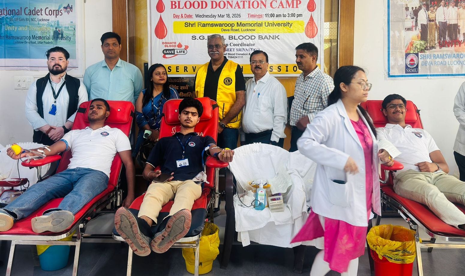केजीएमयू और लायंस क्लब के शिविर में रक्तदान करते हुए महादानी। केजीएमयू और लायंस क्लब के शिविर में रक्तदान करते हुए महादानी।