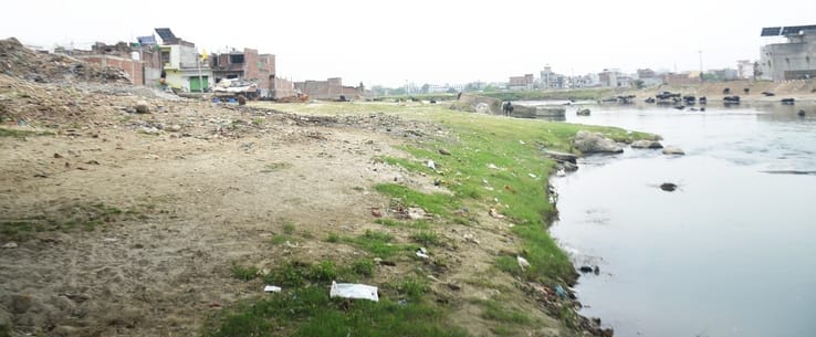 ककरा स्थित गर्रा नदी के पुल को ऊंचा करने का चल रहा काम। संवाद