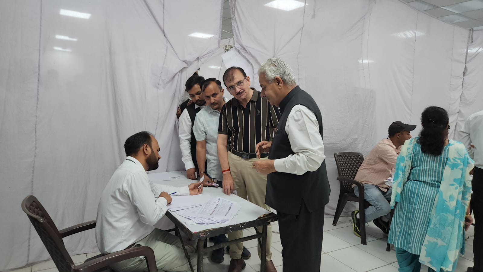कुरुक्षेत्र। मतदान करते वकील। संवाद