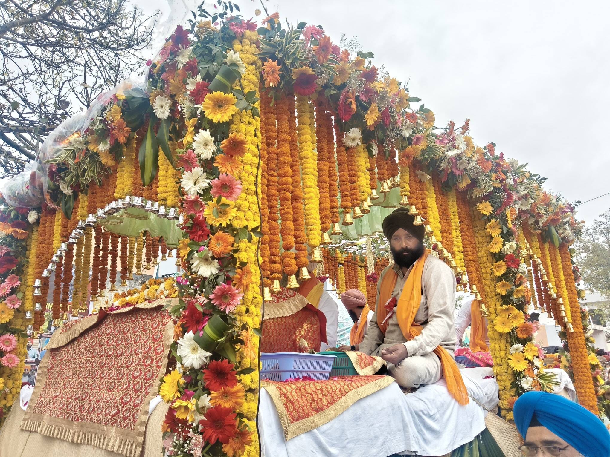 करतब दिखाते गतका दल के सदस्य स्रोत संवाद करतब दिखाते गतका दल के सदस्य स्रोत संवाद