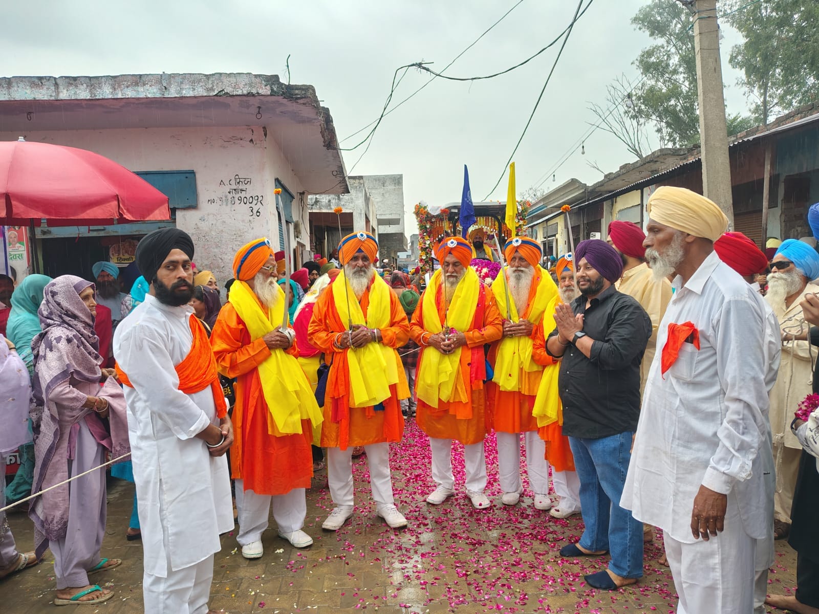 करतब दिखाते गतका दल के सदस्य स्रोत संवाद करतब दिखाते गतका दल के सदस्य स्रोत संवाद