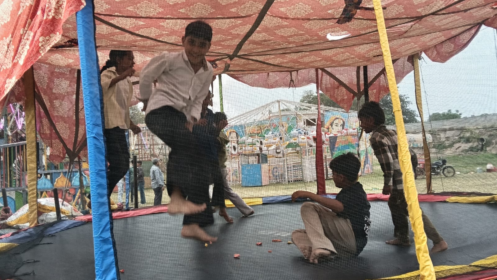 कैथल के कालिका माता मंदिर के पास प्रसाद खरीदते श्रद्धालु। कैथल के कालिका माता मंदिर के पास प्रसाद खरीदते श्रद्धालु।