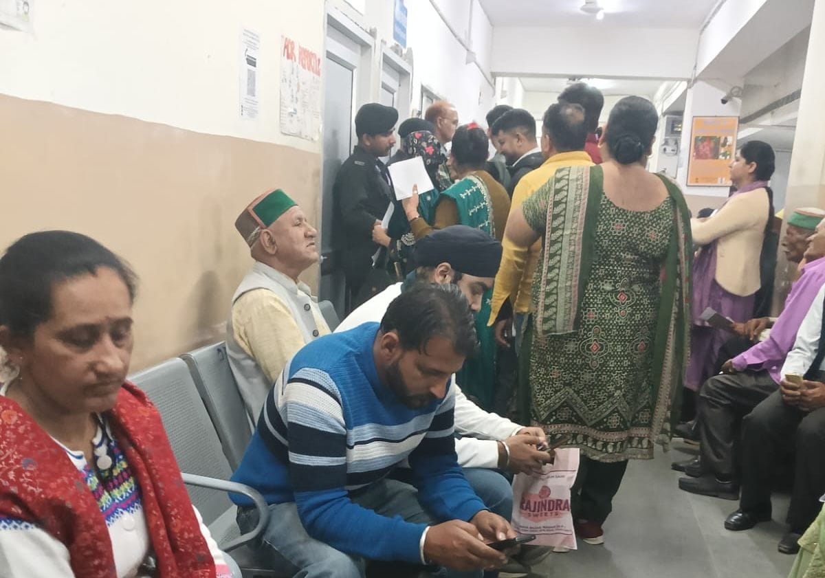 मेडिकल कॉलेज की मेडिसिन ओपीडी में उपचार लिए खड़े और बैठे मरीज व तीमारदार। संवाद मेडिकल कॉलेज की मेडिसिन ओपीडी में उपचार लिए खड़े और बैठे मरीज व तीमारदार। संवाद