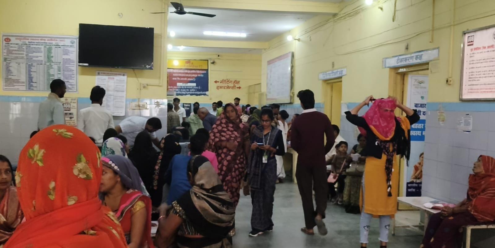 मेडिकल कॉलेज में टीबीसीडी विभाग में मरीजों को देखते चिकित्सक। संवाद