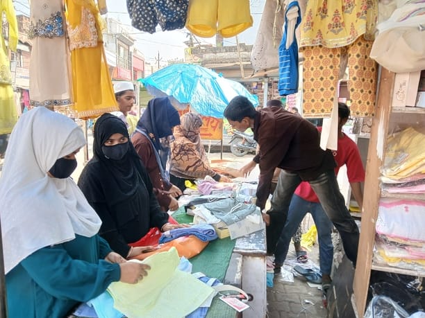 मालवीयनगर में ईद के लिए कपड़े खरीदतीं महिलाएं। - संवाद
