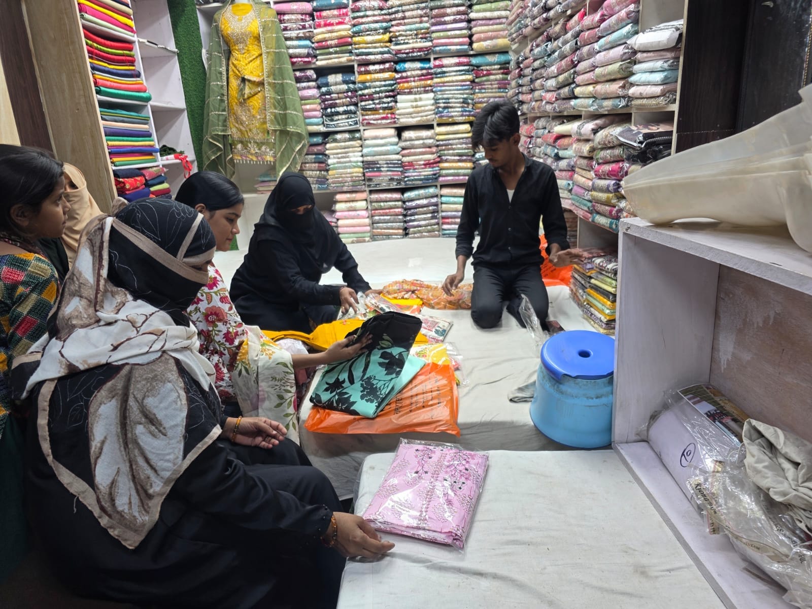 मालवीयनगर में ईद के लिए कपड़े खरीदतीं महिलाएं। - संवाद