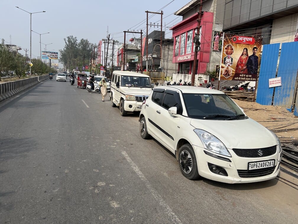 नगर के सहादतपुरा अलीबिल्डिंग के बाहर लबे सड़क खड़ी बाइकें।संवाद