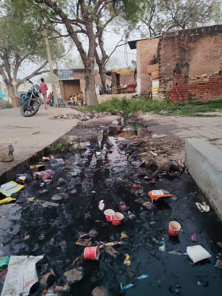 नगर पंचायत वार्ड नंबर 9 के राधा कृष्ण नगर में बजबजाती नाली व सड़क पर फैला कूड़ा। संवाद नगर पंचायत वार्ड नंबर 9 के राधा कृष्ण नगर में बजबजाती नाली व सड़क पर फैला कूड़ा। संवाद