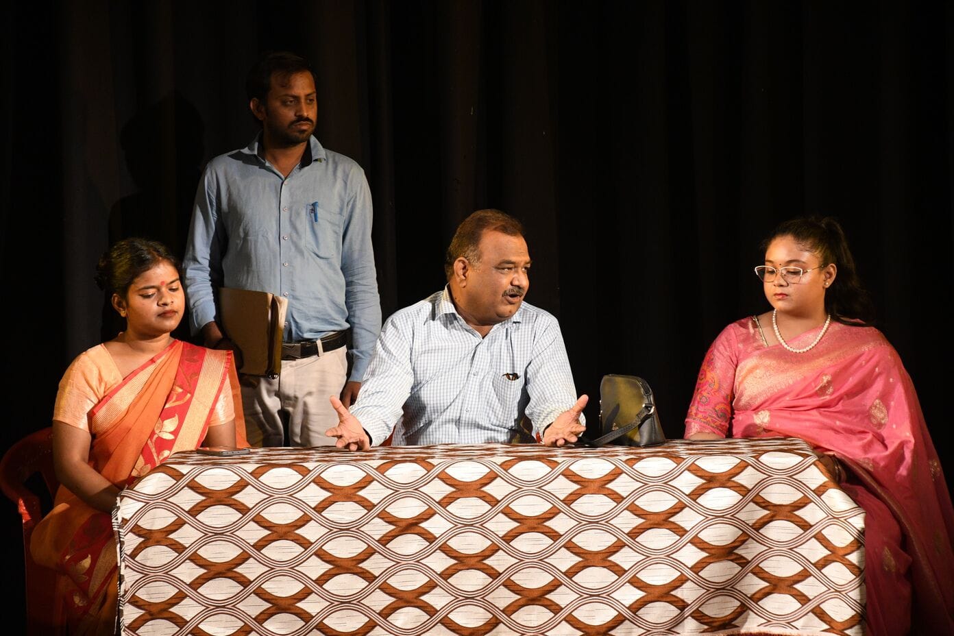 नाटक का मंचन करते कलाकार।