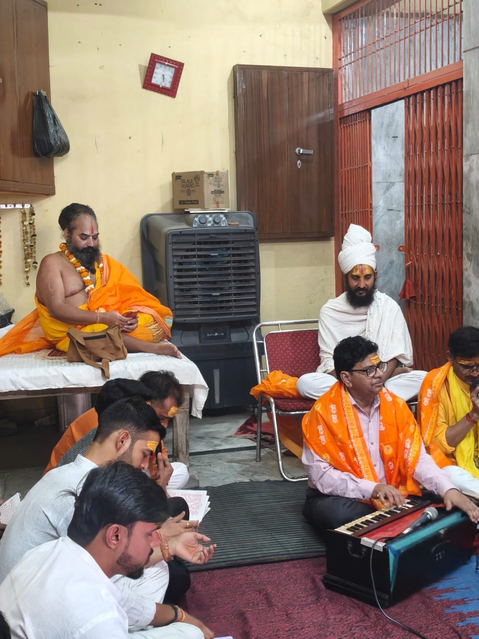 नव संवत्सर के अवसर पर प्रतिष्ठानों पर भगवा पताका लगाते हुए स्वयंसेवक