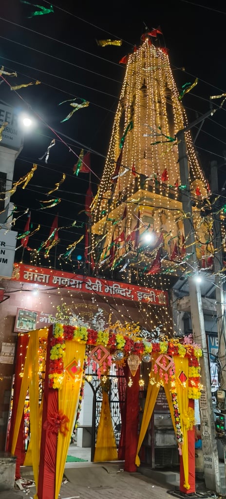 नवरात्रे की पूर्व संध्या पर एक दुकान से पूजा सामाग्री, मां की मूर्ति और अन्य सामाग्री खरीदते श् नवरात्रे की पूर्व संध्या पर एक दुकान से पूजा सामाग्री, मां की मूर्ति और अन्य सामाग्री खरीदते श्