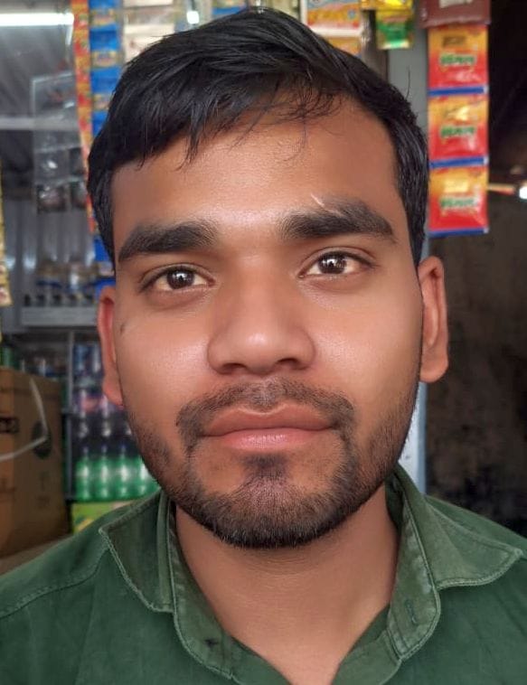 पश्चिमशरीरा कस्बे में सड़क किनारे अतिक्रमण।  संवाद