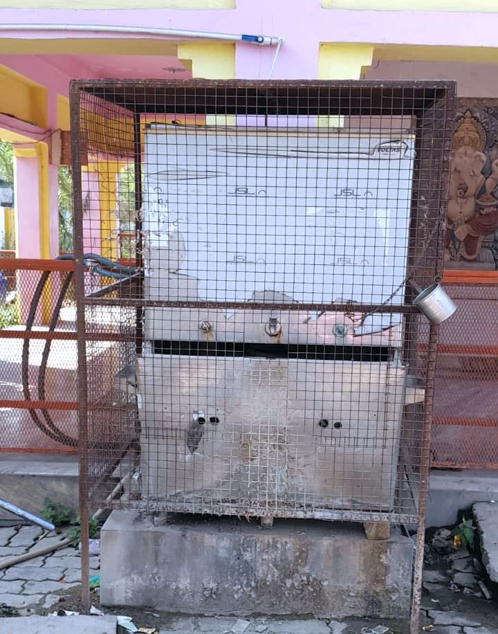 पश्चिमशरीरा स्थित सब्जी मंडी में स्थित जगह से वाटर कूलर गायब।  संवाद