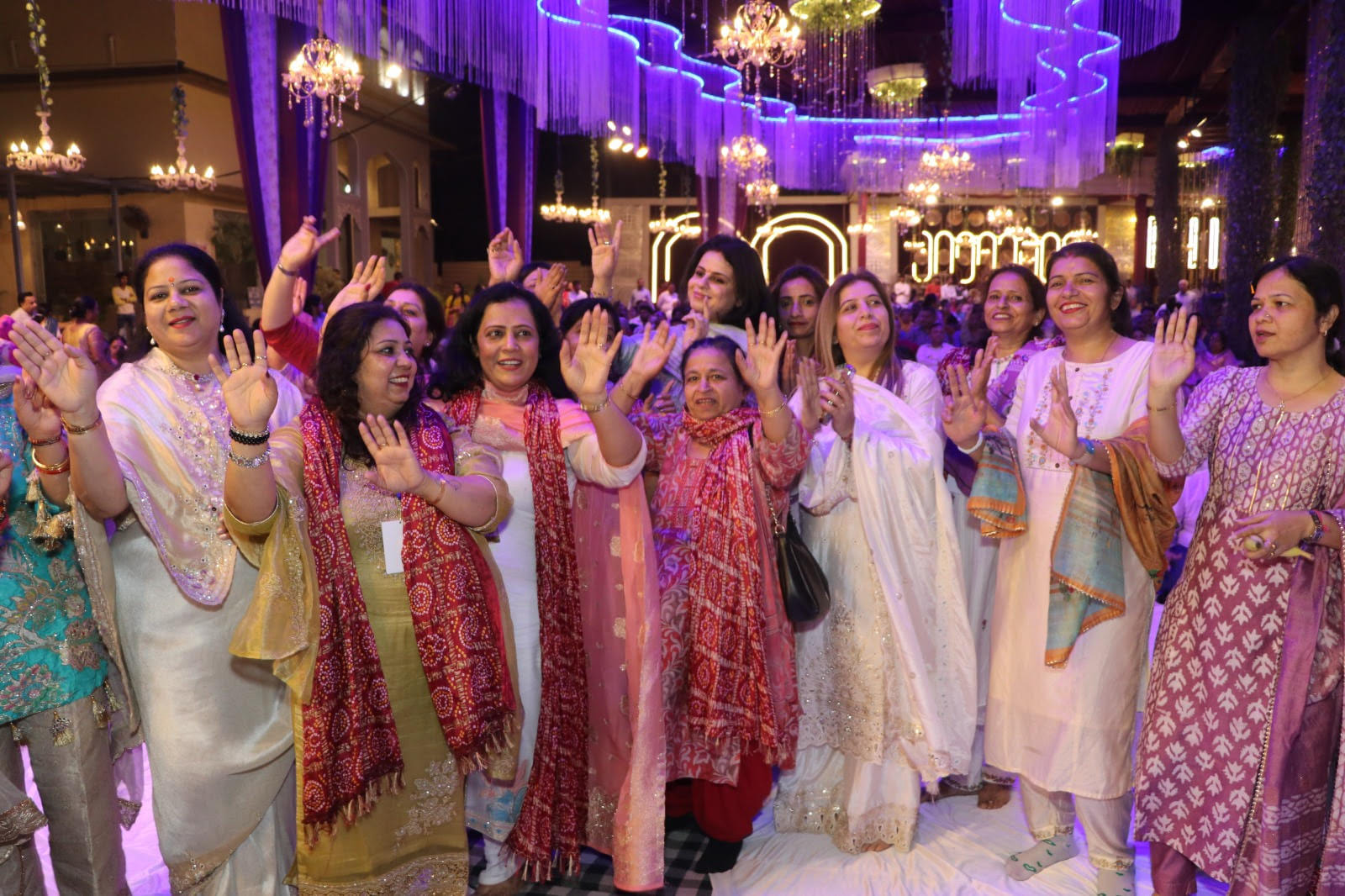 पिहोवा। भजनों पर झूमतीं महिलाएं। विज्ञप्ति