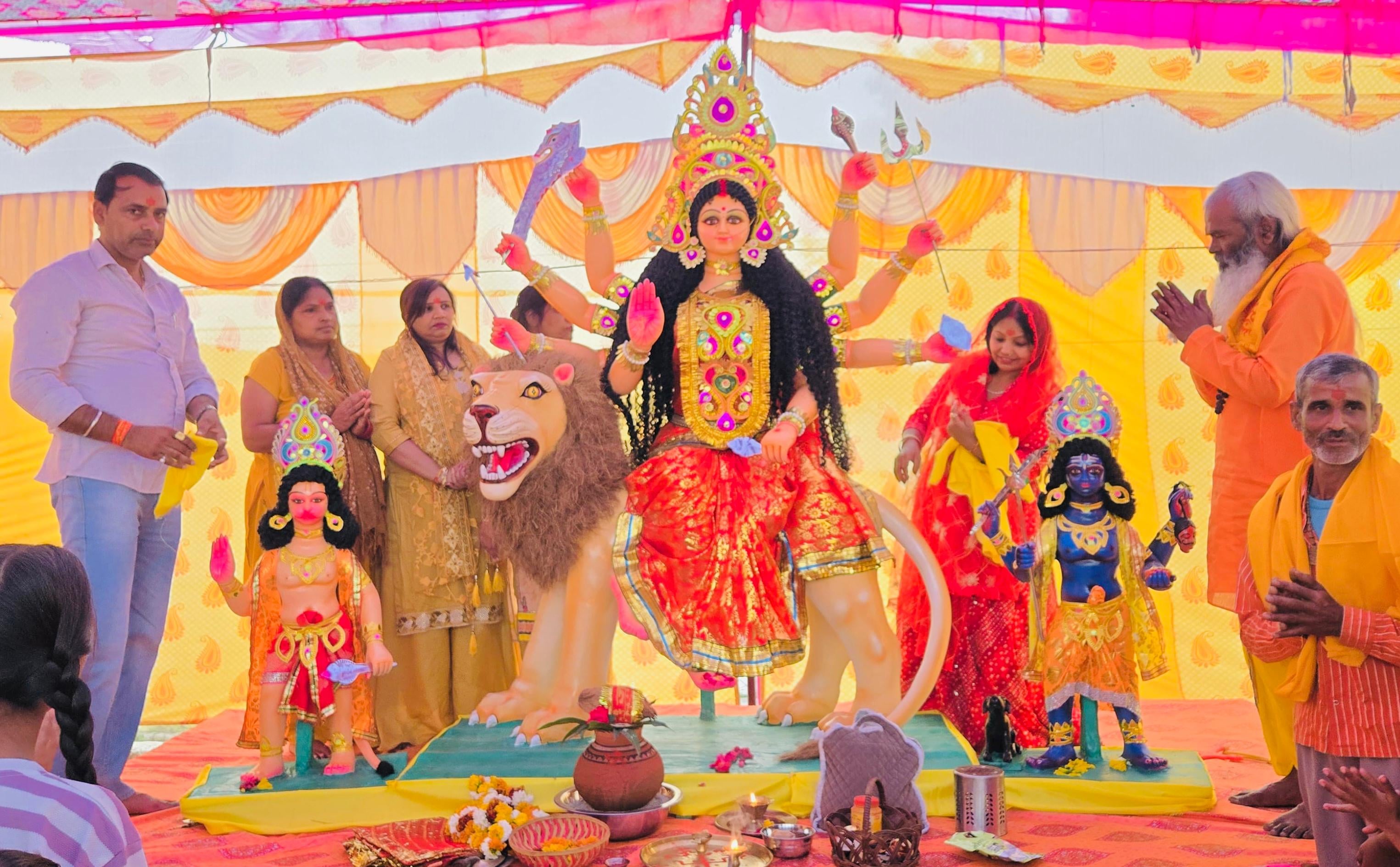 प्राचीन जयंती माता शक्तिपीठ मंदिर में पूजा अर्चना करते श्रद्धालु स्रोत संवाद प्राचीन जयंती माता शक्तिपीठ मंदिर में पूजा अर्चना करते श्रद्धालु स्रोत संवाद