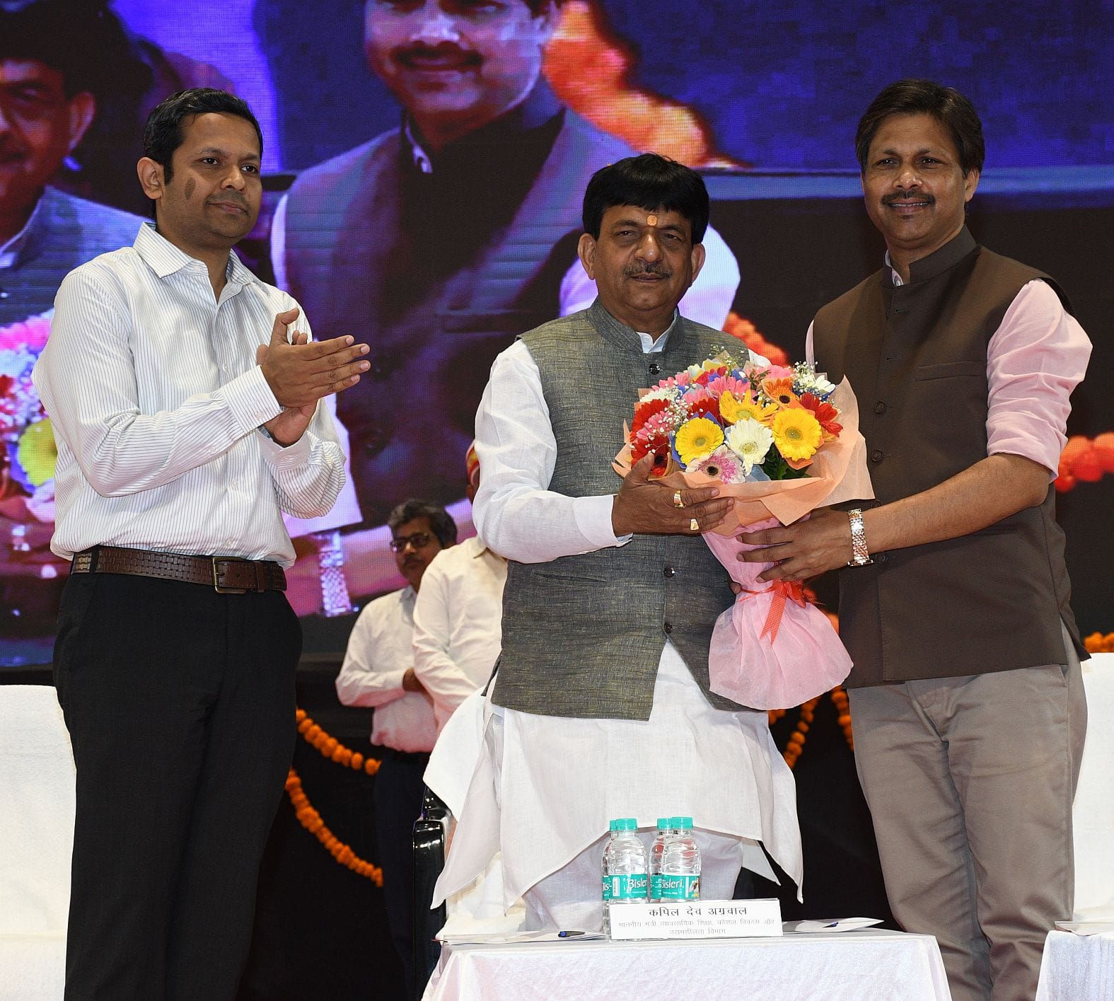 रोजगार मेले में व्यावसायिक शिक्षा एवं कौशल विकास मंत्री कपिलदेव अग्रवाल पहुंचे।