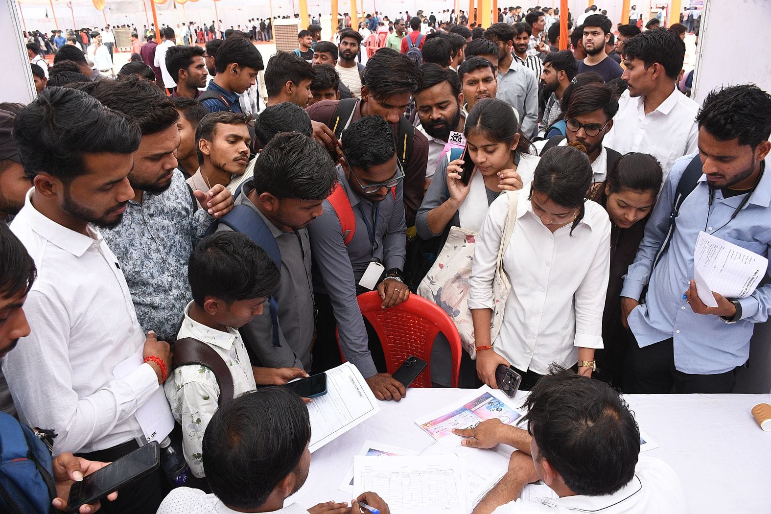 रोजगार मेले में व्यावसायिक शिक्षा एवं कौशल विकास मंत्री कपिलदेव अग्रवाल पहुंचे।