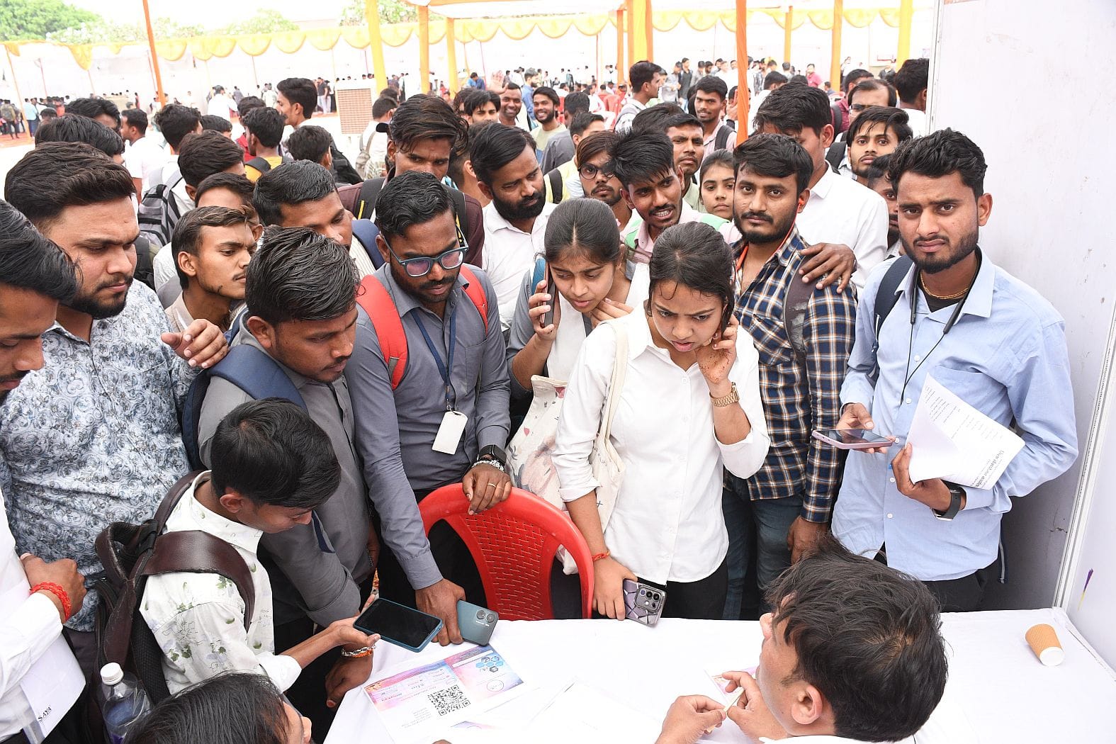 रोजगार मेले में व्यावसायिक शिक्षा एवं कौशल विकास मंत्री कपिलदेव अग्रवाल पहुंचे।
